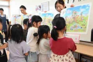 保育園で遊具のデザインを選ぶこどもたち