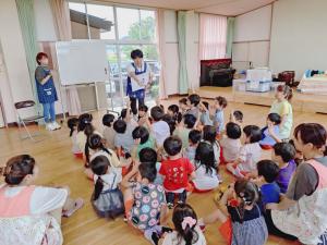 保育園でこどもたちからお話をきいたようす