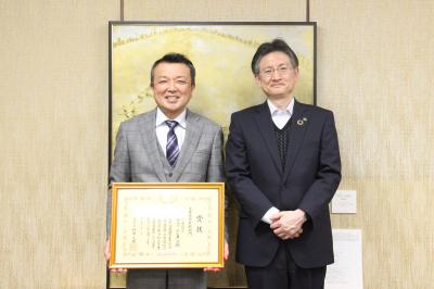 賞状を掲げる三沢代表と稲田市長