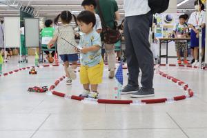 ラジコンカーで遊ぶ様子
