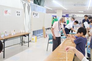 割りばし鉄砲で遊ぶ様子