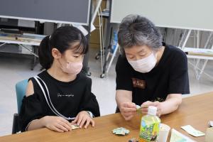 折り紙を教わる様子