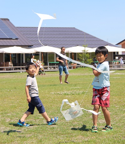 エイ凧を揚げる子どもの様子