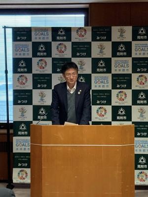 定例記者会見の様子