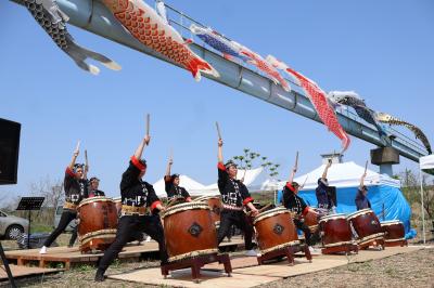 青空と鯉のぼりの下で力強く演奏