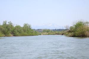 遠くには粟ケ岳