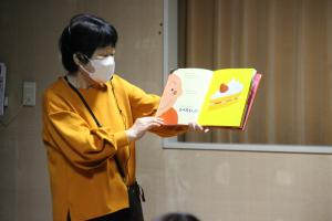 絵本の読み聞かせの様子