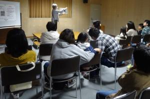 親子で絵本の読み聞かせを楽しんでいる様子