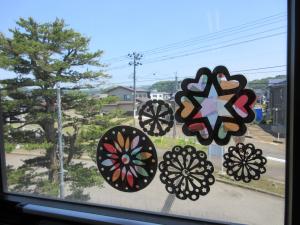 きらきら花火の窓飾り
