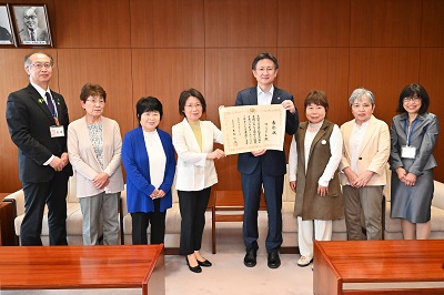 賞状と一緒に記念写真を撮る様子