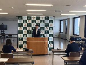 定例記者会見の様子
