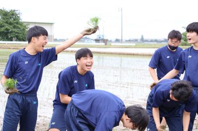 にぎやかに田植えをしている生徒たち