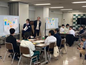 参加者が発表する様子