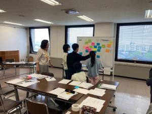 真剣に話し合う様子