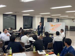 ファシリテーターが進行する様子