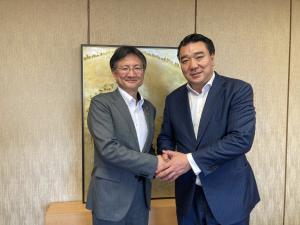 元横綱日馬富士さんの表敬訪問の様子