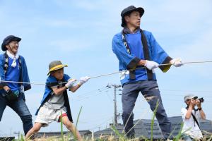 糸を全力で引く少年