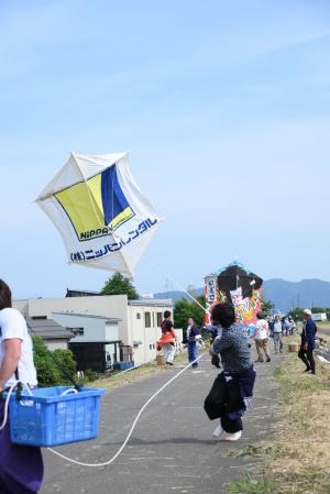 凧を揚げる瞬間