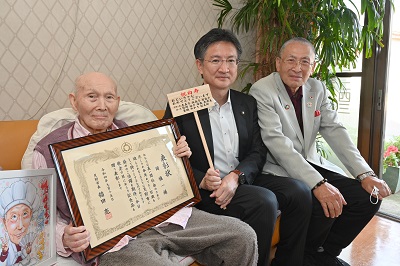 対象者に表彰状を手渡す稲田市長の様子