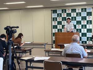 定例記者会見の様子