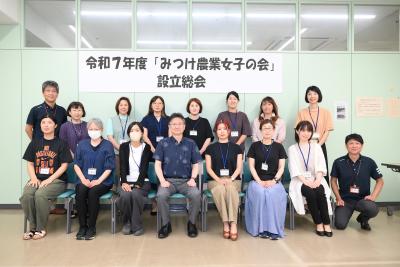 メンバーたちと稲田市長の集合写真