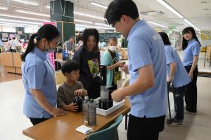 水道の仕組みを学んでいる様子