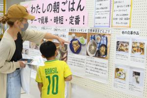 親子で投票する朝ごはんを選んでいる様子