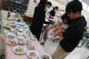 サッとシステムで食事を選んでいる様子