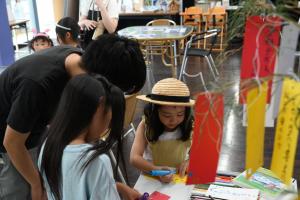 七夕に願いを書いている子ども