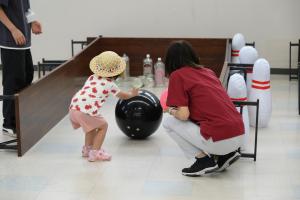 ボーリングを楽しむ子ども