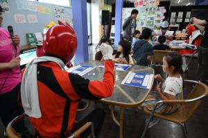 ヒーローと子どもでカードゲームを楽しむ
