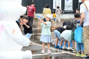 水遊びを楽しむ子どもたち