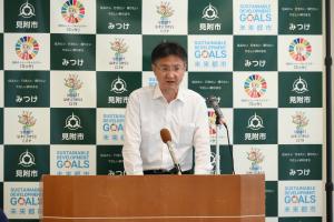 定例記者会見の様子