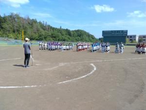 見附市女子軟式野球大会（ミズノカップ）の閉会式の様子