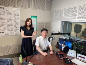 BSNラジオの番組「サロン・de・かおり」の収録の様子