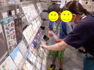 ロフトで買い物をする児童