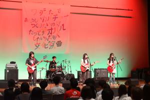 元気にガールズバンドを演奏