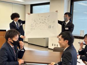 研修会で成果を発表する参加者の様子