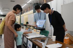 親子で楽しく学んでいる様子