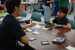 カードゲームで楽しく環境を学んでいる様子