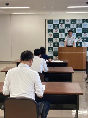 定例記者会見の様子