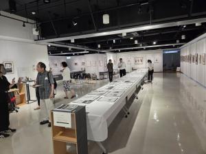 カトウコトノ原画展の内覧会の様子