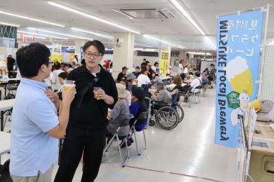 談笑しながらビールを飲む来場者