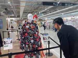 若手ファッションデザイナー山田萌永さんの作品巡回展の様子