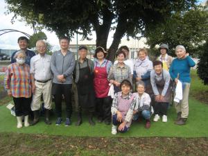 園芸福祉みつけの皆さんが行っている市立病院花壇のお手入れ活動の様子