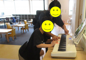 ピアノを弾く児童