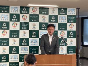 定例記者会見の様子