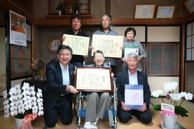 稲田市長も一緒に記念撮影