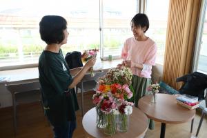 花を通してコミュニケーションを図る