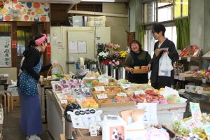 店主との会話に花が咲いている様子